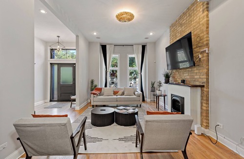 The Gap House | Spacious 4BR Bronzeville Retreat - Near Downtown - Sleeps 9