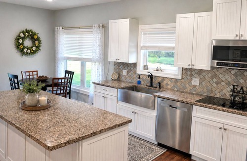 Nauvoo House | Spacious 5-bed 3 bath house in beautiful Nauvoo with 1 acre fully stocked pond