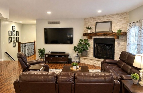 Nauvoo House | Spacious 5-bed 3 bath house in beautiful Nauvoo with 1 acre fully stocked pond