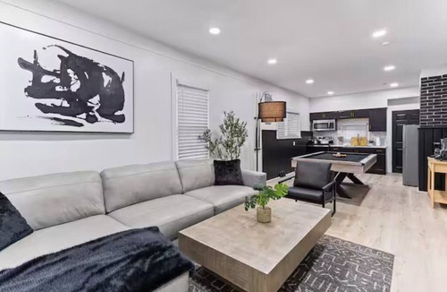 Lincoln Park House | Spacious 5-bedroom house in delightful Lincoln Park with AC