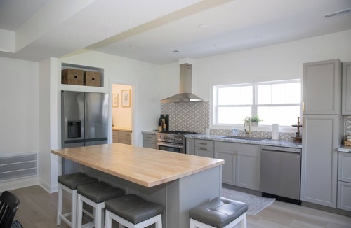 Hamilton House | Spacious 5 BR Home 1 Block to Missouri Star Quilt Co - Sleeps 12+
