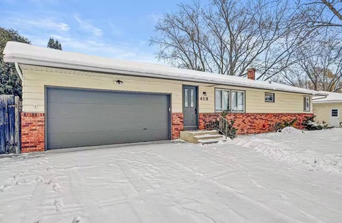 Roseville House | Spacious 5BR Family Haven. Pet Friendly. Game Room