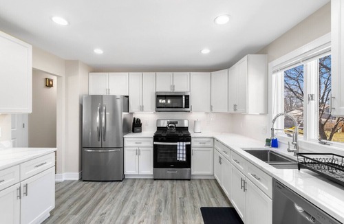 Woodstock House | Spacious 5BR Retreat 8 Beds Pet-Friendly
