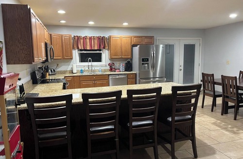 Almo House | Spacious 6-bedroom house in charming Benton with AC