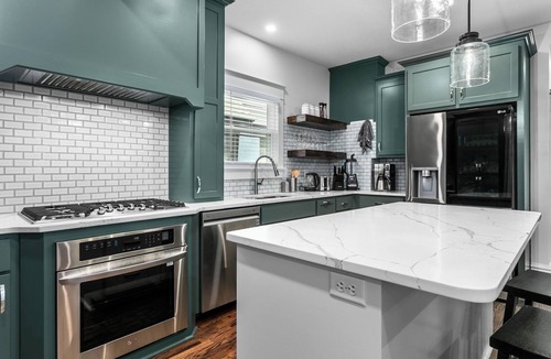 Southmoreland House | Spacious 6BR Hot Tub, Cinema, Game Room& gym