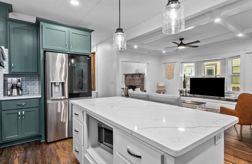 Southmoreland House | Spacious 6BR Hot Tub, Cinema, Game Room& gym
