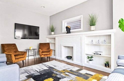 Avondale Villa | Spacious 8 BDR + 2 Kitchens + Garage! Sleeps 16!