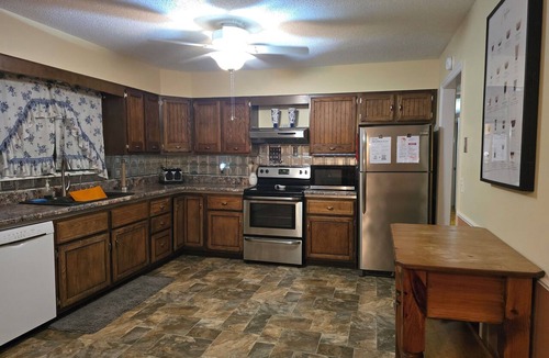 Rolla House | Spacious Cozy Stay with Back Patio & Family-Friendly Extras. Near S&T and I-44