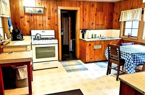 Wellston Cabin | Spacious Family-Friendly Log Cabin with Lake Views near Cadillac, Michigan