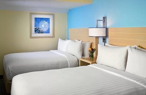 Auburn Hills Hotel | Spacious Family Stay | Free Breakfast | Outdoor Pool Access | Pet-Friendly