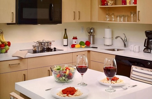 Auburn Hills Hotel | Spacious Family Stay | Free Breakfast | Outdoor Pool Access | Pet-Friendly