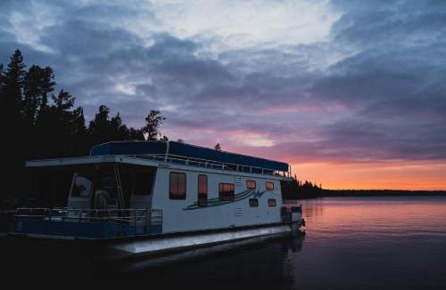 Babbitt Boat Rental | Spacious Floating Mansion - House Boat - Largest Floating Lodge - Sleeps 12 - Fast Wi-Fi HB06