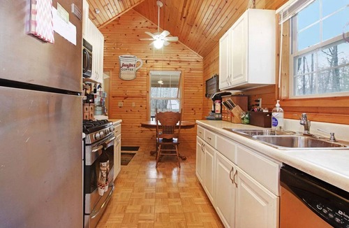 Mears House | Spacious Floradale Retreat w/shared heated Pool, Tennis + more. Close to dunes!