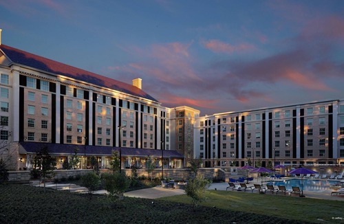 Whitehaven Hotel | Spacious Junior Living Room -Outdoor Pool -Gym -Restaurants -Airport Shuttle