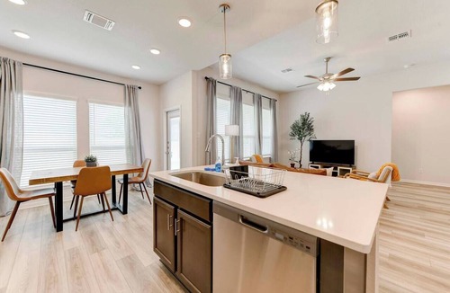Troy Apartment | Spacious Modern 5 beds House in Troy