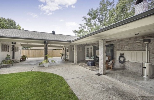 Broadmoor House | SPACIOUS, private 5 bedroom 2 min to I-12, food & shopping 12 MILES TO LSU