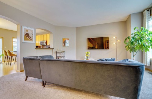 Roseville House | Spacious & Quiet Townhome In the Twin Cities