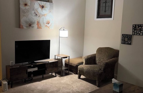 St. Louis House | Spacious retreat queen, suite