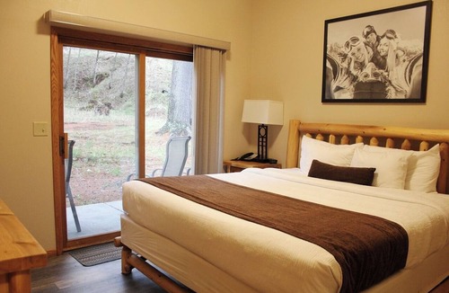 Iron Mountain Hotel | Spacious Room Steps from Timber Stone Golf Course - Relaxing Getaway