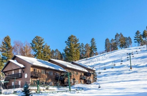 Iron Mountain Hotel | Spacious Room Steps from Timber Stone Golf Course - Relaxing Getaway