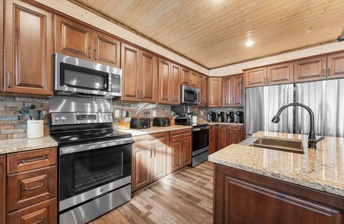 Kimberling City Cabin | Splash Mountain Mansion: The Dream Family Getaway!