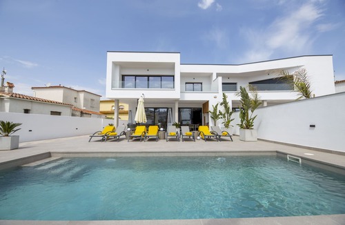 Empuriabrava Villa | Splendid contemporary villa right in the town center, 3 minutes' walk from the beach and restaurants.