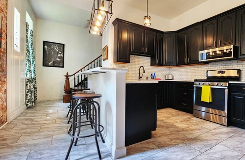 Benton Park House | St. Louis Modern Retreat - Spacious, Family-Friendly, Convenient Location!
