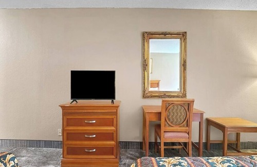 Whitehaven Hotel | Stay Close to Elvis History in Your Bright Room Near Graceland, w/Free Parking