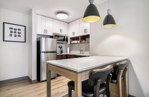Drayton Plains Hotel | Staybridge Suites Detroit North - Royal Oak by IHG