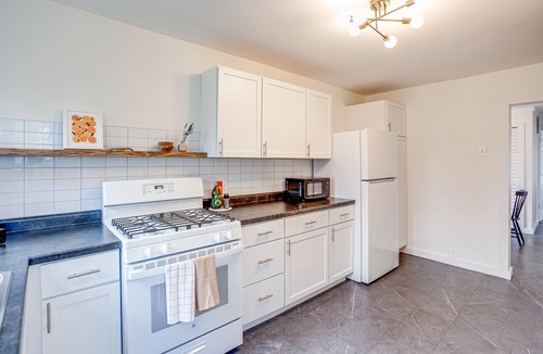 Three Oaks House | Steps to Journeyman - Cozy Stay - Fast Wi-Fi - Pets OK - Near Lake Michigan