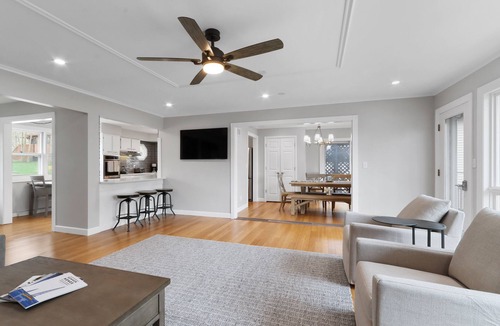 Williams Bay House | Steps to Lake Geneva · Hot Tub · Sleeps 10 · Walk to Pier 290