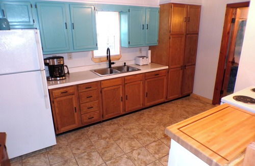 Harrison Cottage | 'Still Waters' Lakefront 3-bedroom cottage in Harrison, Michigan