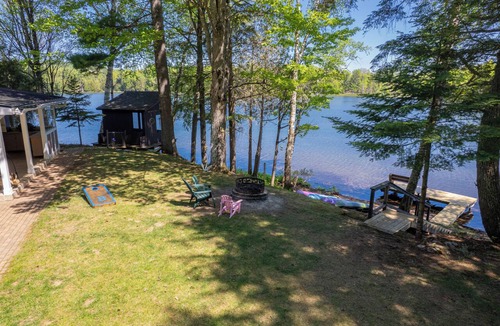Wetmore House | Straits Chilling: Sleeps 6*Pet Included*Hot Tub*Kayaks*Paddle Boat!