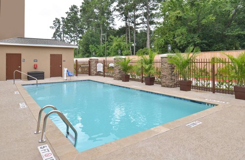 Tomball Apartment | Studio Suite Near Houston | Shared Outdoor Pool + 24h Business Center