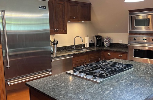 Evanston Apartment | Stunning Coach House in Evanston, near Lake and Northwestern University