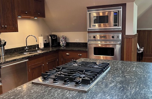 Evanston Apartment | Stunning Coach House in Evanston, near Lake and Northwestern University