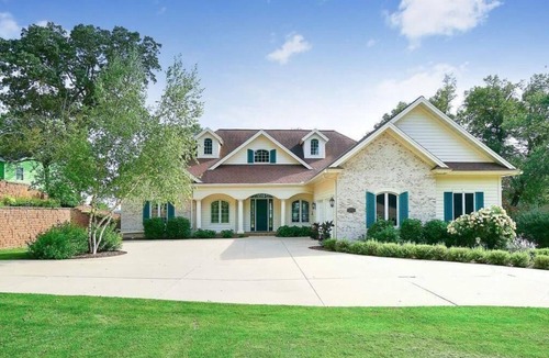 Paynesville House | Stunning Executive Cottage on Lake Koronis