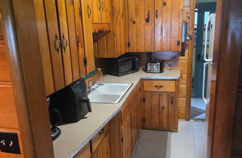St. Helen Cottage | Stunning Sunsets. Great fishing from dock. Sandy Shore. Clean and remodeled. AC.