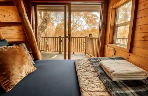 Stonewall Cabin | Stunning Tree House Tucked Away Among the Trees near Germantown, Kentucky