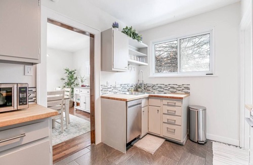 South Bend House | Stylish 3br Cozy Home 10min Drive from ND!