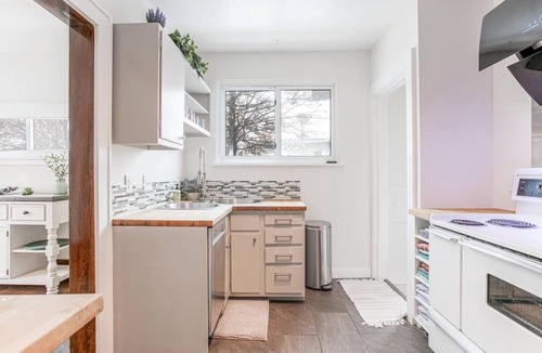 South Bend House | Stylish 3br Cozy Home 10min Drive from ND!