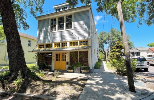 Algiers Point Apartment | Stylish Algiers Point studio with king bed. Steps to ferry, minutes to French Quarter.