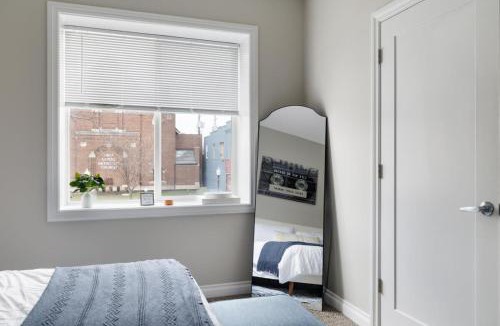 Royal Oak Apartment | Stylish Downtown 2BR Luxury Comfort and Views
