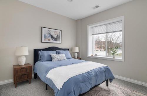 Royal Oak Apartment | Stylish Downtown 2BR Luxury Comfort and Views