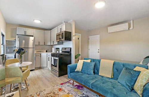 Lisle Apartment | Stylish DT Lisle Studio | Parking, Laundry, Walk to Train!