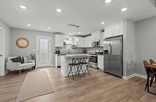 Grandview House | Stylish MidModern New Build w/Extra Apartment