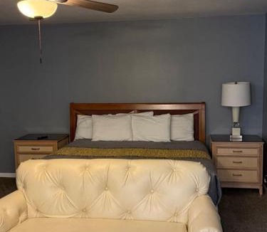 Parkway Village House | Stylish Remodeled 23 Large beds Near Elvis Presley
