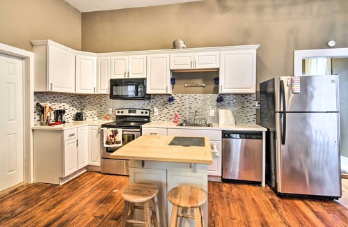 Vicksburg Apartment | Stylish Vicksburg Apt w/Porch - 2 Mi to Casino!