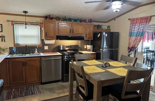 Benton House | “Sunny Daze” Family-friendly 2-bedroom with a short walk to Kentucky Lake!