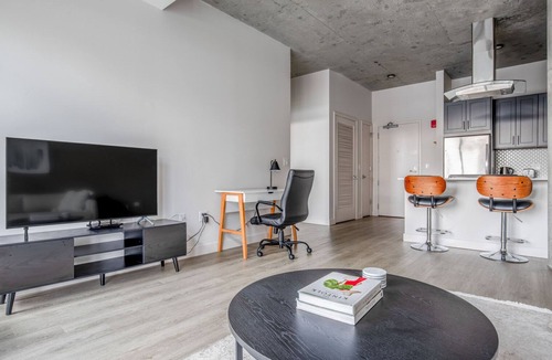 Lake View East Apartment | Sunny Lakeview 1BR w/Rooftop & Gym, nr Lincoln Park, by Blueground